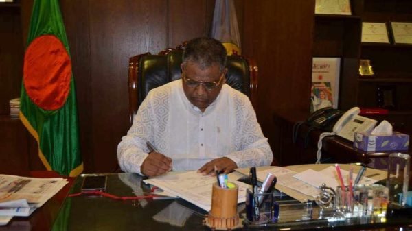 মসজিদের উন্নয়নকাজে স্বাক্ষর করে দিন শুরু করলেন মেয়র আনোয়ারুজ্জামান চৌধুরী