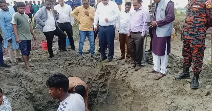 বাংলাদেশ-ভারত মৈত্রী পাইপলাইন থেকে তেল চুরি, আটক ৪