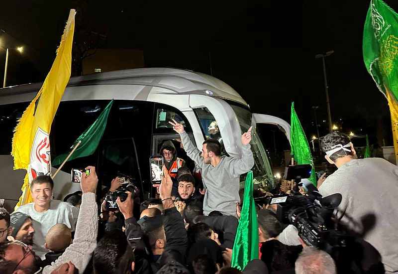 আরও ১২ জনকে মুক্তি দিল হামাস, ফিলিস্তিনে ফিরল ৩০