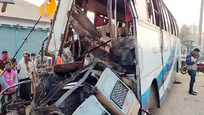 রাজধানীর ডেমরায় বাসের ধাক্কায়-লেগুনার সংঘর্ষ তিন যাত্রী নিহত