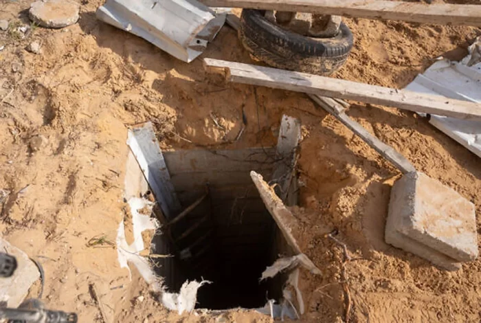 ইসরায়েল গাজার টানেলে পানি ঢালতে শুরু করেছে