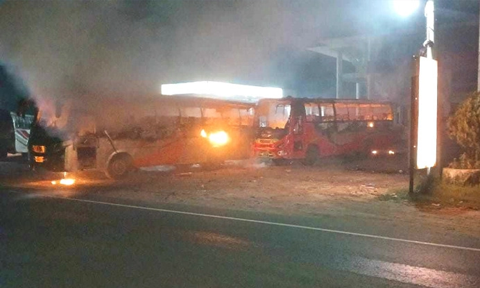 দাঁড়িয়ে থাকা বাসে আগুন দিল দুর্বৃত্তরা