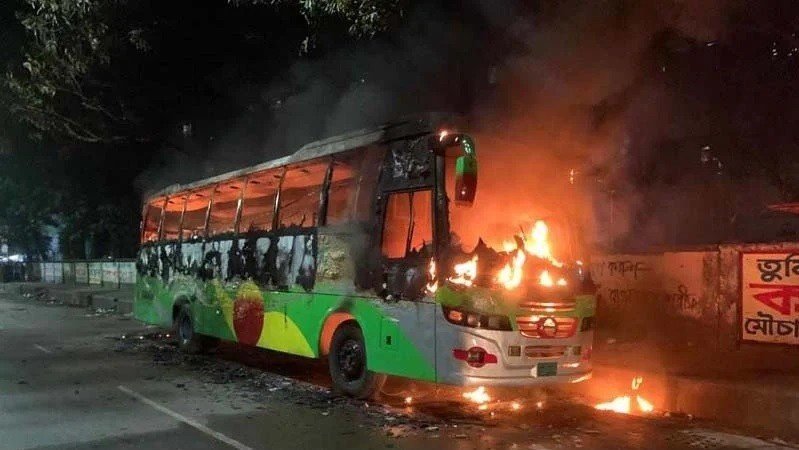 হরতাল-অবরোধে এক মাসে আগুনে পুড়ল ২১৭ যানবাহন