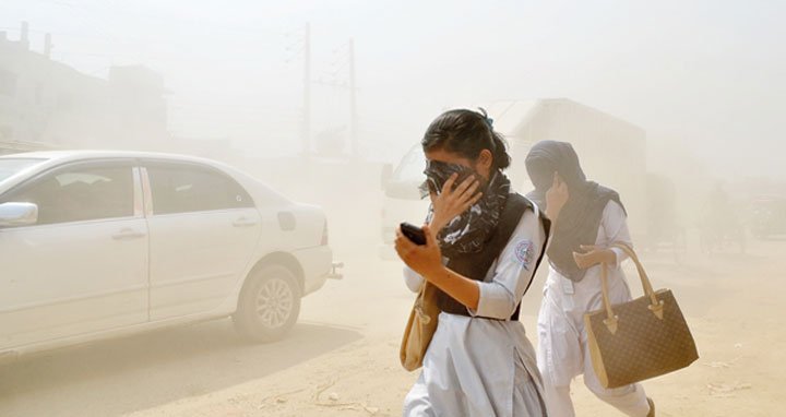 আজ বায়ুদূষণে শীর্ষে দিল্লি, ঢাকা তৃতীয়