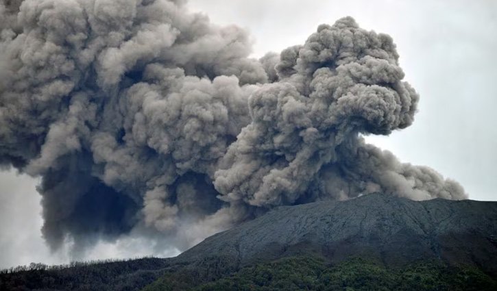 ইন্দোনেশিয়ায় আগ্নেয়গিরির অগ্ন্যুৎপাতে ১১ পর্বতারোহীর মৃত্যু
