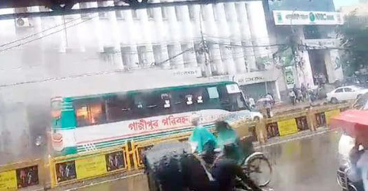 রাজধানীর মতিঝিলে যাত্রীবাহী বাসে আগুন