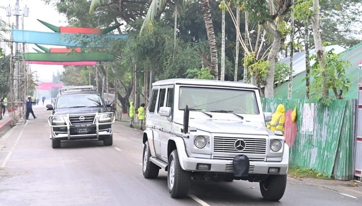 পতাকাবিহীন গাড়িতে টু্ঙ্গিপাড়া থেকে কোটালীপাড়ায় প্রধানমন্ত্রী