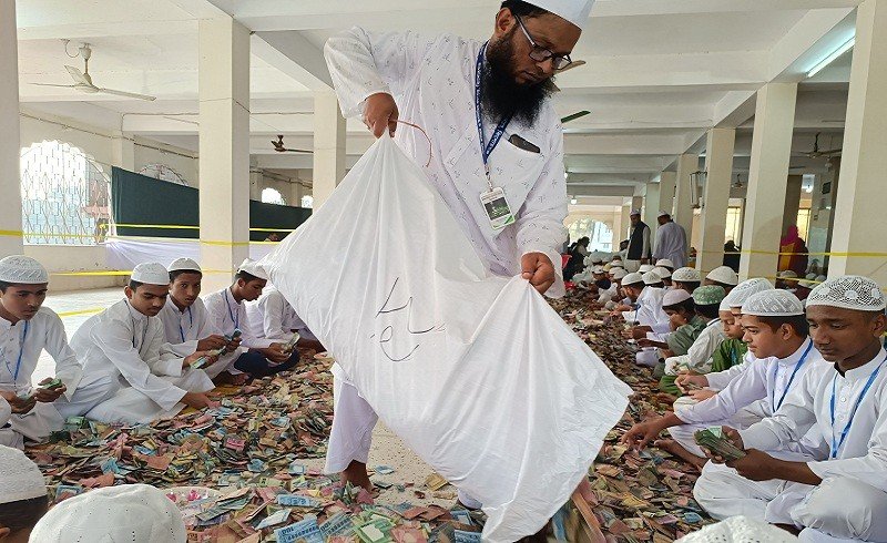 পাগলা মসজিদের ৯টি দানবাক্সে মিললো ২৩ বস্তা টাকা, চলছে গণনা