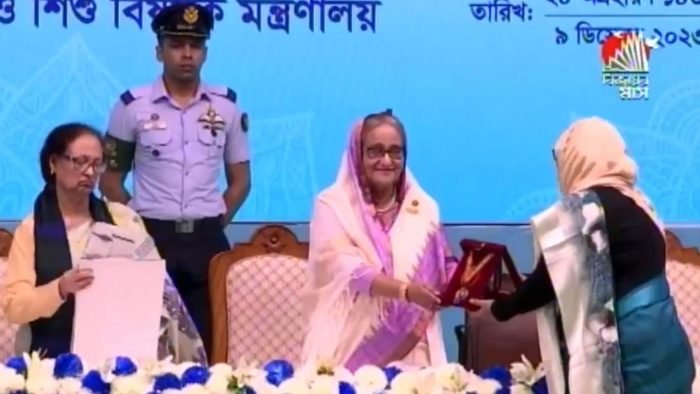 বিশিষ্ট পাঁচ নারীর হাতে রোকেয়া পদক তুলে দিলেন প্রধানমন্ত্রী