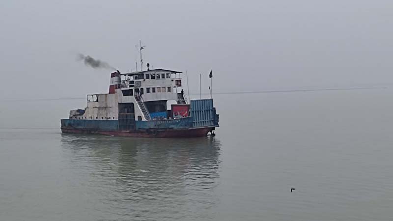 সাড়ে ৮ ঘণ্টা পর পাটুরিয়া-দৌলতদিয়া রুটে ফেরি চলাচল শুরু