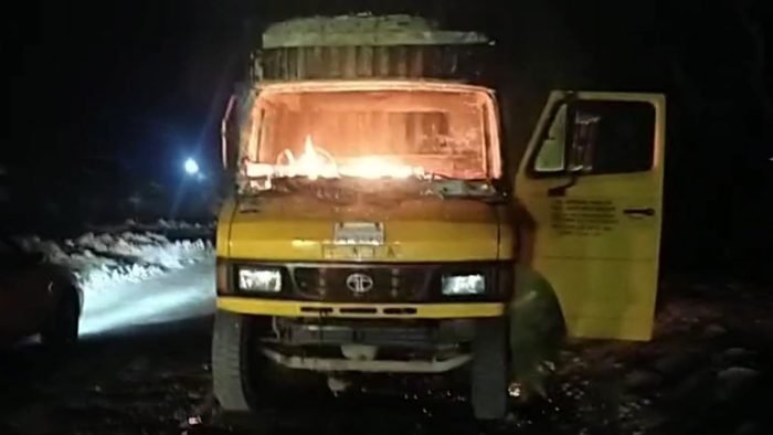 সিলেটে মধ্যরাতে কাভার্ডভ্যানে দুর্বৃত্তদের আগুন