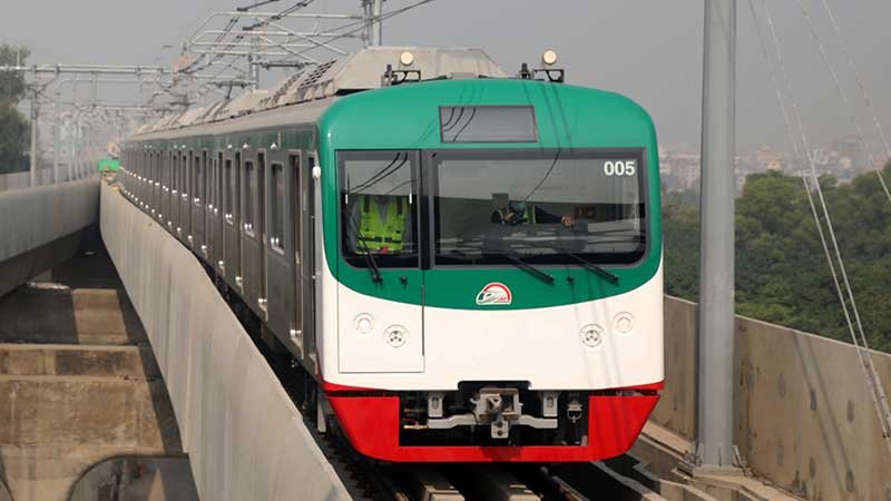 টিএসসিতে প্রথমবারের মতো থামল মেট্রোরেল