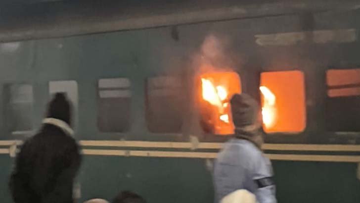 জয়পুরহাটে উত্তরা এক্সপ্রেসে আগুন