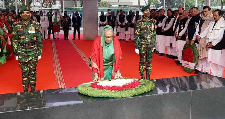 বঙ্গবন্ধুর প্রতিকৃতিতে প্রধানমন্ত্রীর শ্রদ্ধা