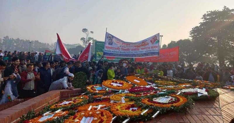 শহীদদের প্রতি শ্রদ্ধা জানাতে স্মৃতিসৌধে লাখো মানুষের ঢল
