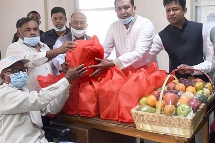 বীর মুক্তিযোদ্ধাদের ফল-মিষ্টি পাঠালেন প্রধানমন্ত্রী