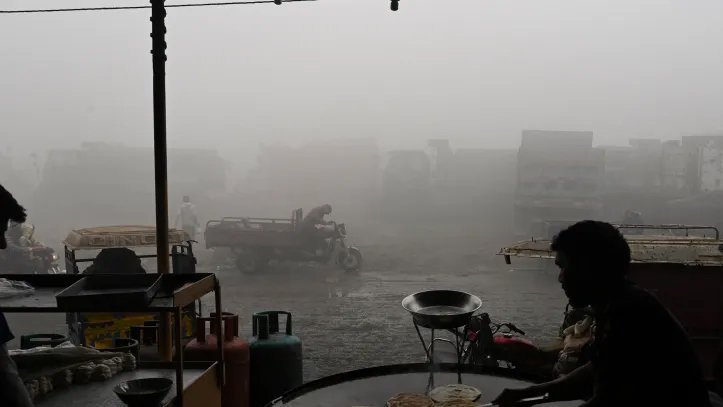 পাকিস্তানে ঝরানো হলো কৃত্রিম বৃষ্টি