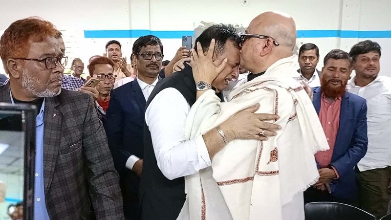 নির্বাচন থেকে সরে স্বতন্ত্র প্রার্থীকে জড়িয়ে কাঁদলেন আ.লীগ নেতা