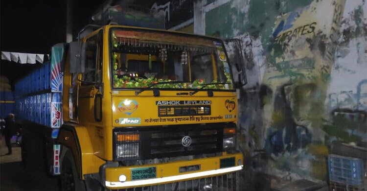 চাঁপাইনবাবগঞ্জে ট্রাকে ককটেল বিস্ফোরণ