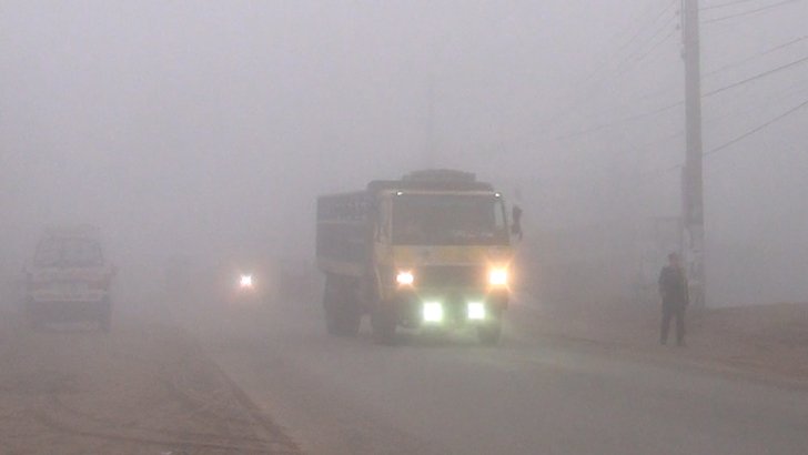 ঘন কুয়াশা হেডলাইট জ্বালিয়ে চলছে গাড়ি