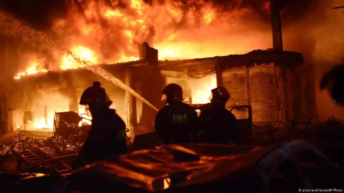 রূপগঞ্জে আওয়ামী লীগ প্রার্থীর ক্যাম্পে আগুন