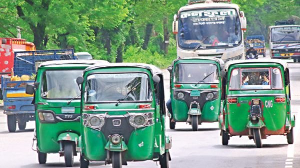 মাধবপুরে নিষেধাজ্ঞা অমান্য করে মহাসড়কে চলছে সিএনজি-অটোরিকশা