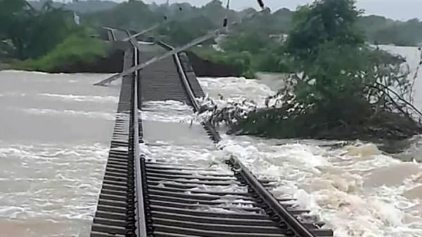 ভারী বৃষ্টিতে বিধ্বস্ত ভারতের তামিলনাড়ু, আটকা ৫০০ যাত্রী