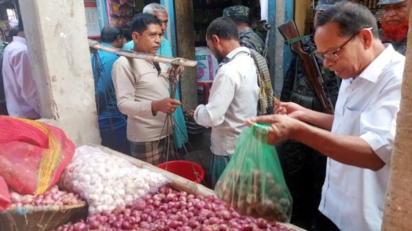 হবিগঞ্জে পেঁয়াজের বাজারে ভোক্তা অধিদপ্তরের অভিযান