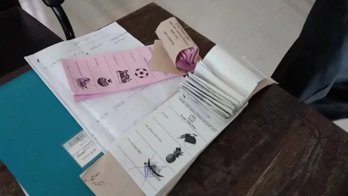 আগামীকাল প্রথম ধাপে ব্যালট পেপার যাচ্ছে ১৩ জেলায়