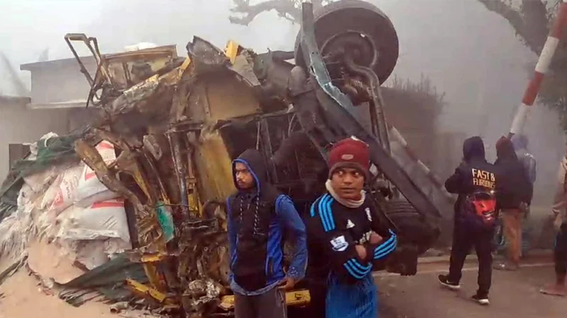 ট্রাকে ট্রেনের ধাক্কা, নিহত ২