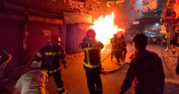 নতুন বছরের শুরুতেই পুরান ঢাকায় দোকানে আগুন