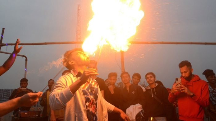 কেরোসিন মুখে আগুন জ্বালাতে গিয়ে দগ্ধ ৩ কিশোর