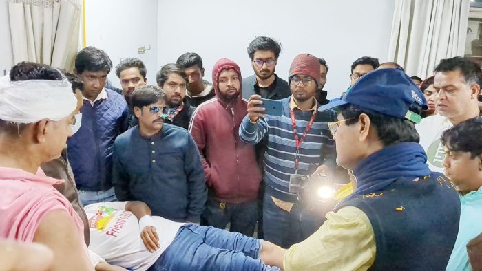 স্বতন্ত্র প্রার্থীর প্রচারণা ক্যাম্প ভাঙচুর, ৩ জনকে কুপিয়ে জখম