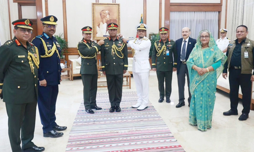 নবনিযুক্ত পিএসওকে লেফটেন্যান্ট জেনারেল র‍্যাংক ব্যাজ পরিধান