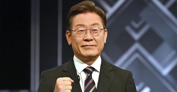 দক্ষিণ কোরিয়ার বিরোধীদলীয় নেতাকে ছুরিকাঘাত