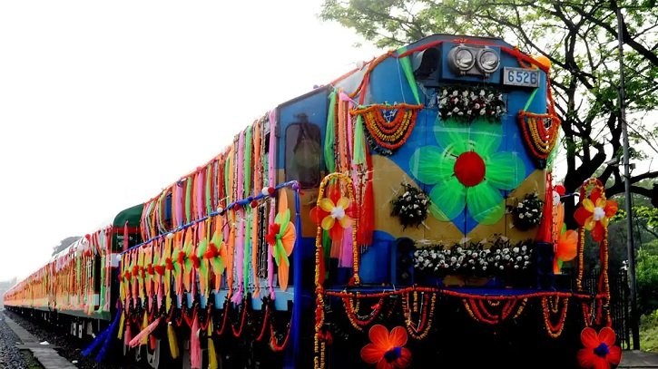 ৭৮০ যাত্রী নিয়ে কক্সবাজারের উদ্দেশে ছেড়ে গেল পর্যটক এক্সপ্রেস