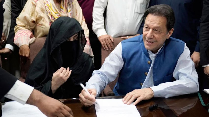 তোশাখানা মামলায় অভিযুক্ত ইমরান ও তার স্ত্রী