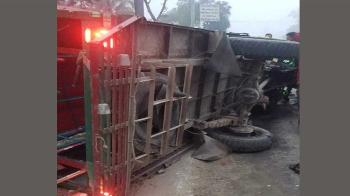 সাতসকালে নিয়ন্ত্রণ হারিয়ে উল্টে গেল নসিমন, স্বামী-স্ত্রী নিহত