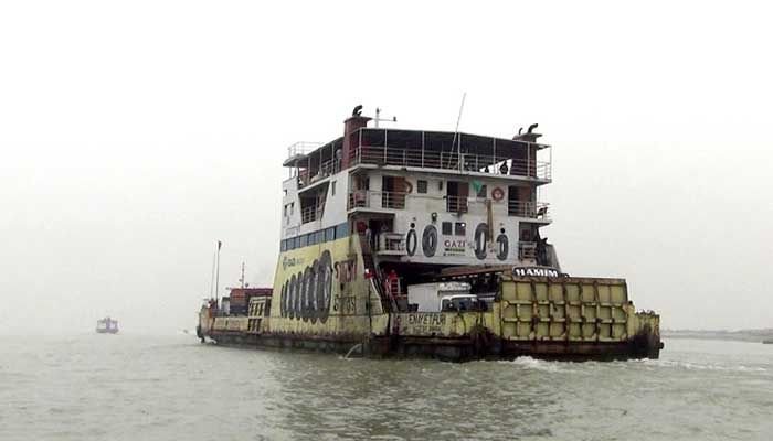 প্রায় ৬ ঘণ্টা বন্ধের পর দৌলত‌দিয়া-পাটু‌রিয়া নৌরুটে ফে‌রি চলাচল শুরু