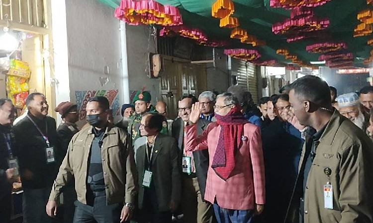 পাবনা শহরে হেঁটে হেঁটে স্মৃতিবিজড়িত স্থান ঘুরলেন রাষ্ট্রপতি