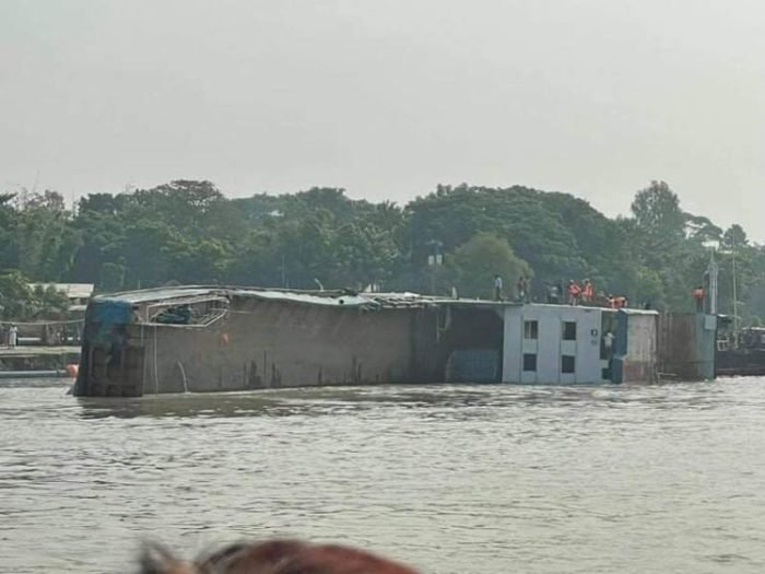 যাত্রী ও যানবাহন নিয়ে মাঝনদীতে ডুবে গেছে ফেরি
