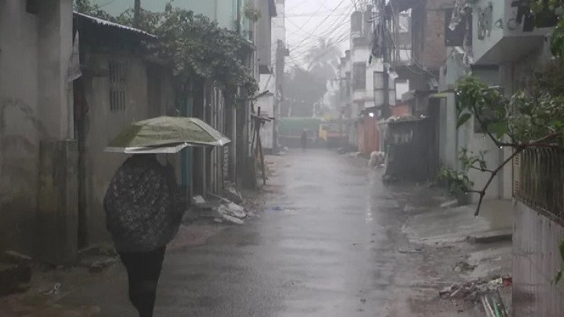 চুয়াডাঙ্গায় কনকনে শীতের মধ্যে বৃষ্টি, নাকাল জনজীবন