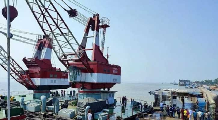 পদ্মায় ফেরিডুবি: উদ্ধারে যোগ দিলো ‘রুস্তম’