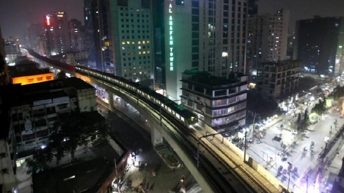 প্রথমবার রাতে মতিঝিলে মেট্রোরেল, উপচেপড়া ভিড়