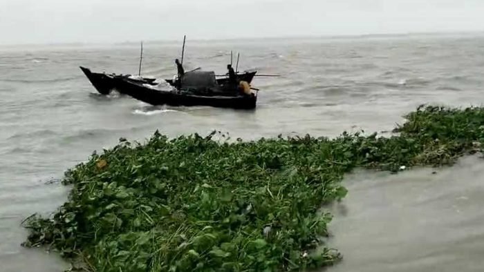 মেঘনায় ট্রলারডুবির ঘটনায় জীবিত উদ্ধার ৫, নিখোঁজ বাবা-ছেলে