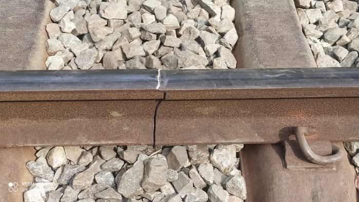 নাটোরে ঠান্ডায় রেললাইনে ফাটল