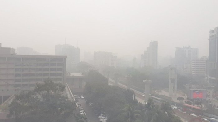 কুয়াশায় ঢাকা রাজধানী