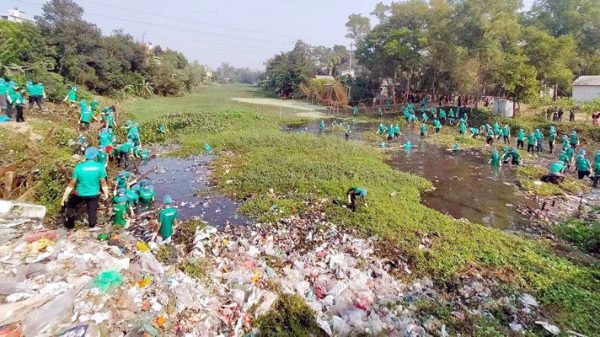 খোয়াই নদীর পরিষ্কারে নামলেন ব্যারিস্টার সুমন