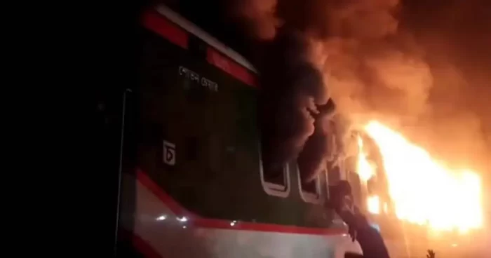 বেনাপোল এক্সপ্রেসে আগুন দেওয়ার মতো ঘটনা দেখেছেন যাত্রীরা