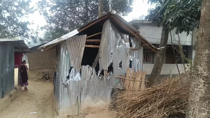 ভোটে জিতে নৌকার সমর্থকদের বাড়িঘরে ভাঙচুর